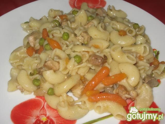 Makaron z sosem z wieprzowiny i warzyw