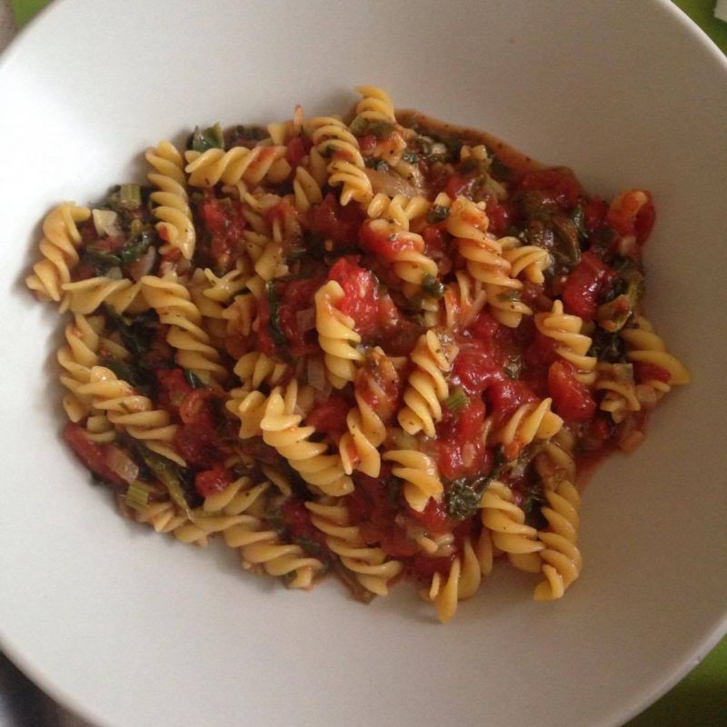 Makaron z sosem ze szpinaku i pomidorów