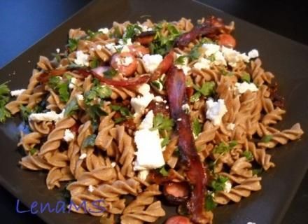 Makaron z suszonymi pomidorami i fetą Makaron z suszonymi pomidorami i fetą