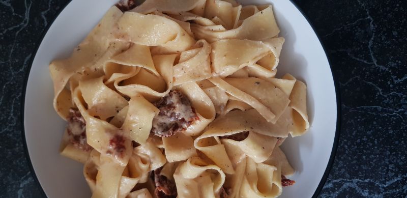 Makaron z suszonymi pomidorami i parmezanem