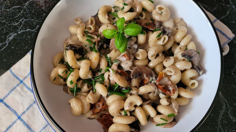Makaron z suszonymi pomidorami i pieczarkami