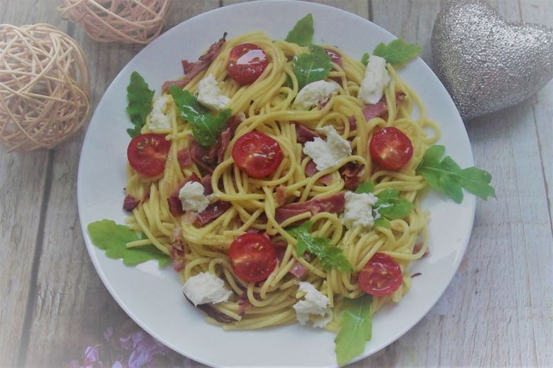 Makaron z szynką i pomidorkami Makaron z szynką i pomidorkami