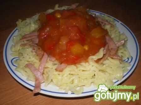 Makaron z szynką i sosem słodko-kwaśnym Makaron z szynką i sosem słodko-kwaśnym