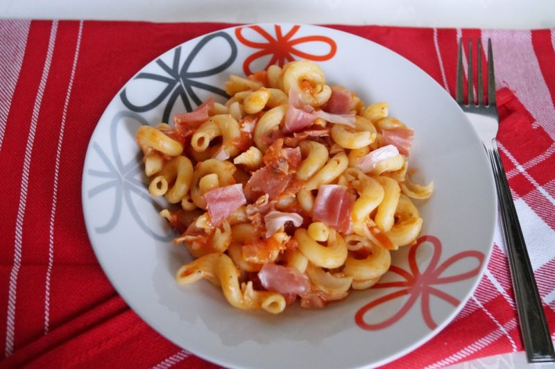Makaron z szynką szwarcwaldzką i pomidorami Makaron z szynką szwarcwaldzką i pomidorami