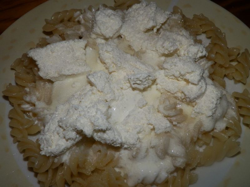 Makaron z taworgiem i śmietaną na słodko.