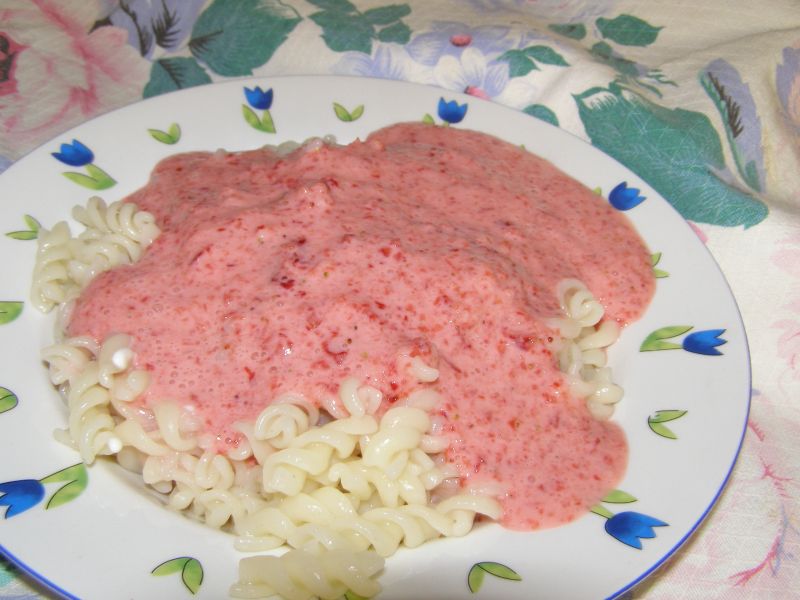 Makaron z truskawkami