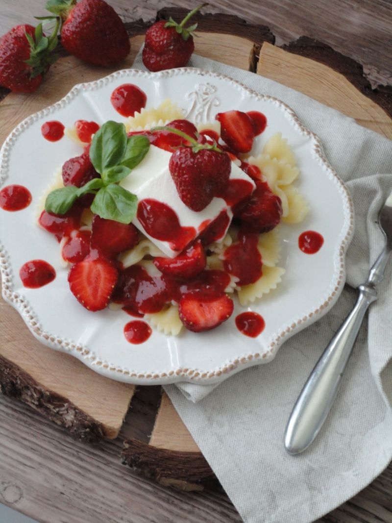 Makaron z truskawkami, fetą i bazylią Makaron z truskawkami, fetą i bazylią