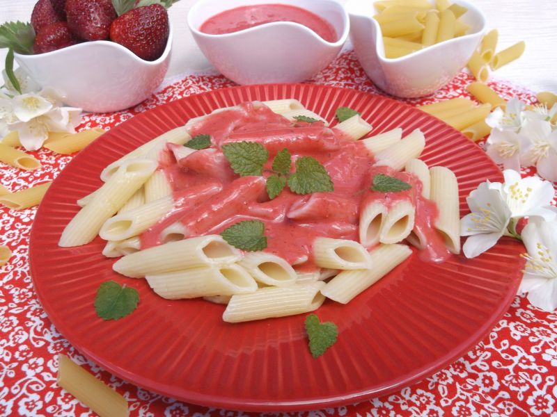 Makaron z truskawkami i nutką kardamonu Makaron z truskawkami i nutką kardamonu