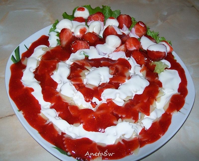 Makaron z truskawkami i podwójnym sosem Makaron z truskawkami i podwójnym sosem