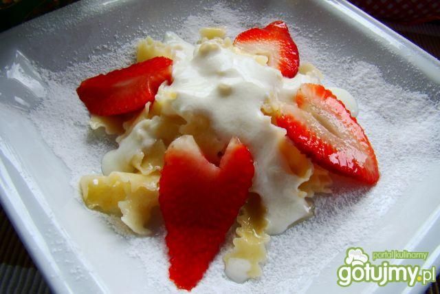 Makaron z truskawkami i śmietaną 