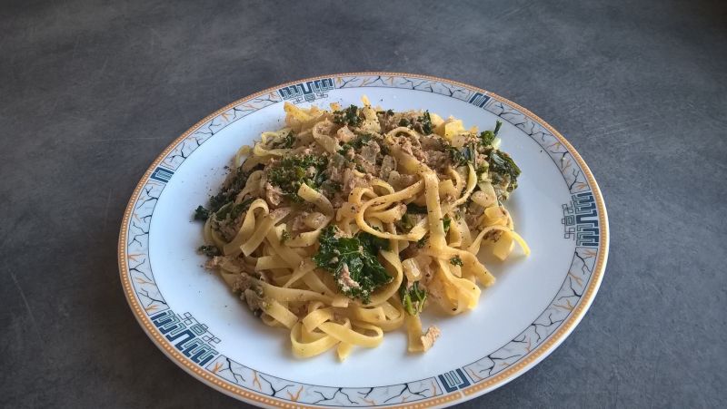 Makaron z tuńczykiem i jarmużem