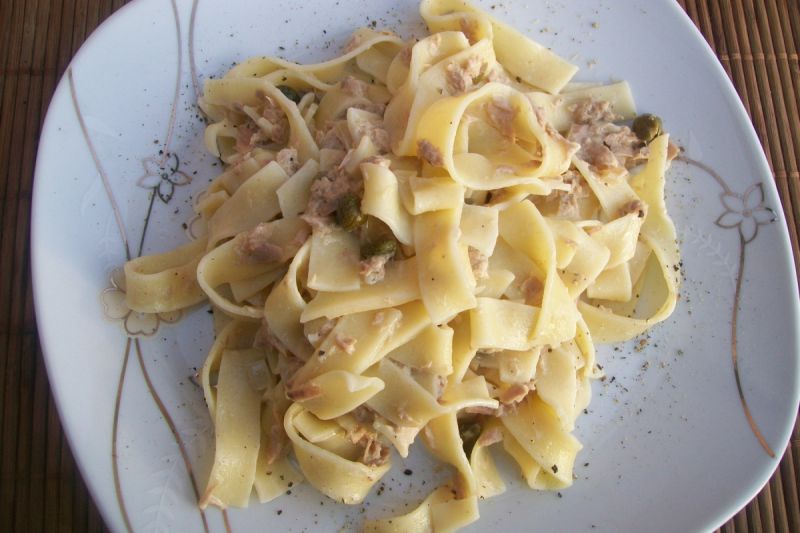 Makaron z tuńczykiem i kaparami