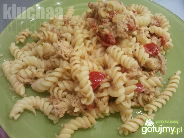 Makaron z tuńczykiem i pomidorami