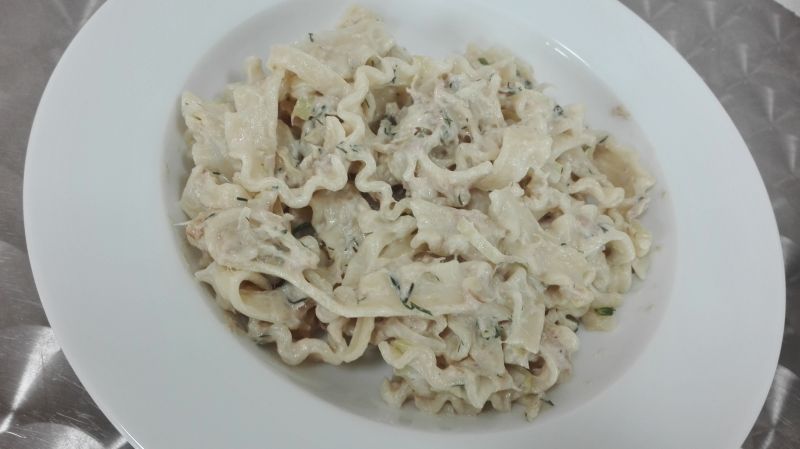 Makaron z tuńczykiem i topionym serkiem