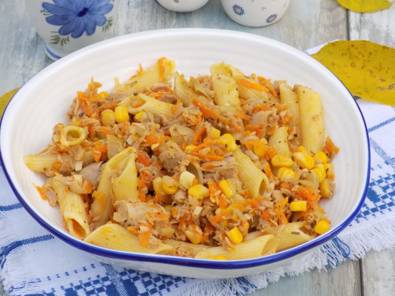 Makaron z tuńczykiem i warzywami Makaron z tuńczykiem i warzywami