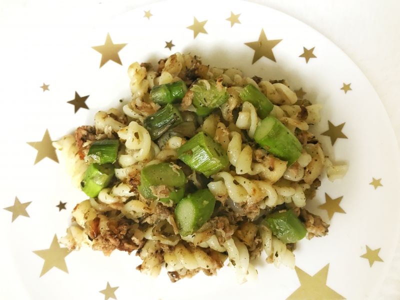 Makaron z tuńczykiem, jabłkiem i szparagami Makaron z tuńczykiem, jabłkiem i szparagami