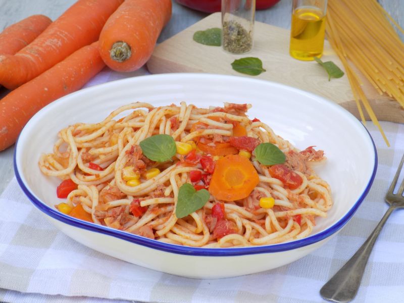 Makaron z tuńczykiem, pomidorami i marchewką