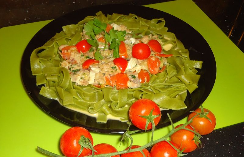 Makaron z tuńczykiem,pomidorkami w sosie camembert Makaron z tuńczykiem,pomidorkami w sosie camembert