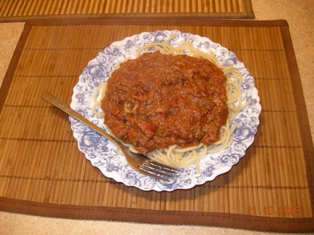 Makaron z tuńczykiem w sosie pomidorowym