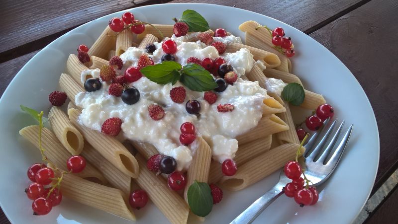 Makaron z twarogiem i owocami Makaron z twarogiem i owocami