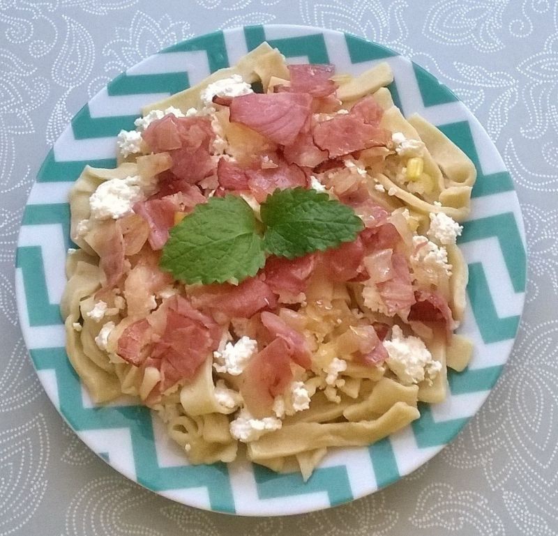 Makaron z twarogiem i szynką