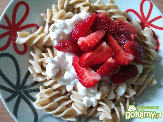Makaron z twarożkiem i truskawkami