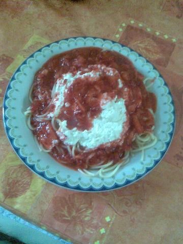 makaron z twarozkiem i truskawkami