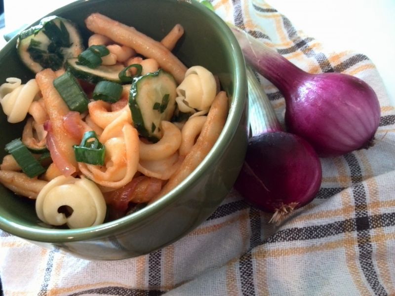 Makaron  z warzywami i kabanosem