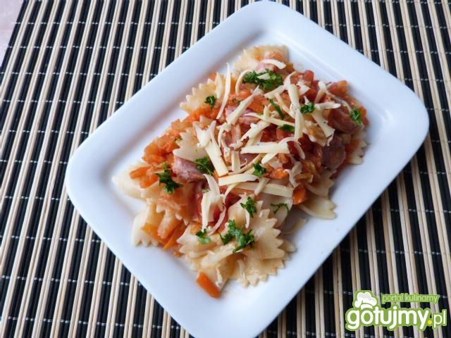 Makaron z warzywami i kiełbasą