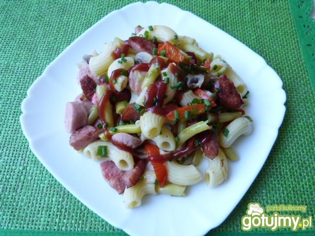 Makaron z warzywami i kiełbasą