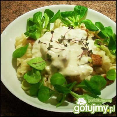 Makaron z warzywami i kurczakiem w sosie Makaron z warzywami i kurczakiem w sosie