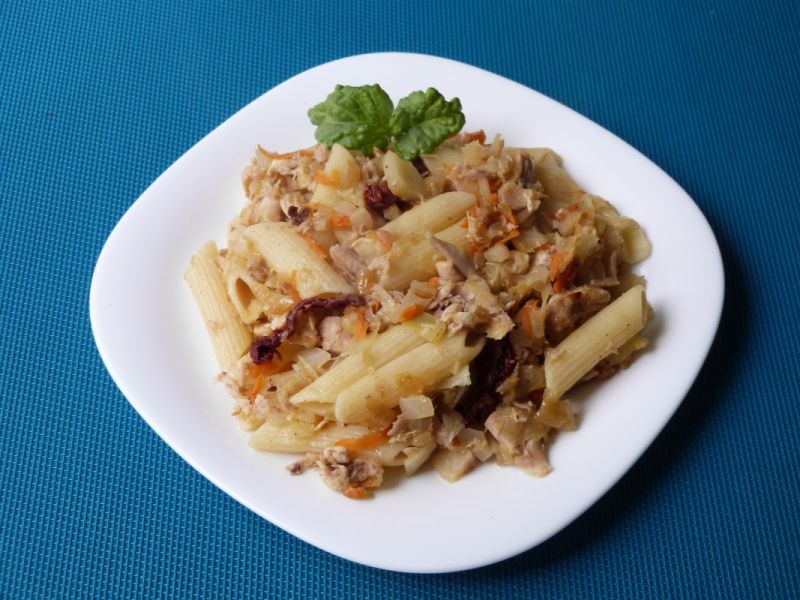 Makaron z warzywami i mięsem