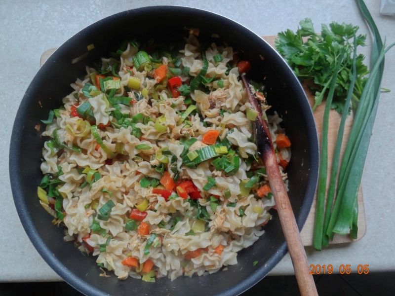 Makaron z warzywami i mięsem Makaron z warzywami i mięsem