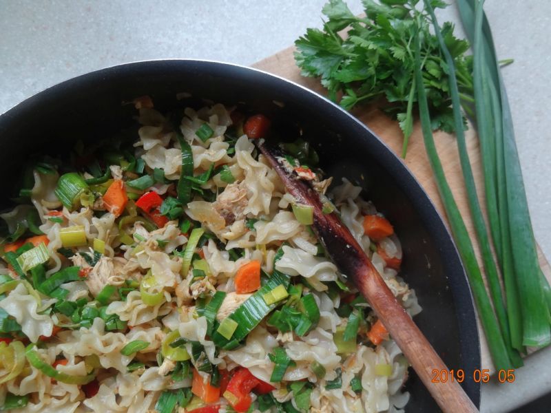 Makaron z warzywami i mięsem Makaron z warzywami i mięsem