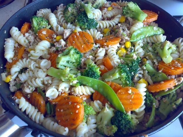 makaron z warzywami i mięskiem mielonym makaron z warzywami i mięskiem mielonym