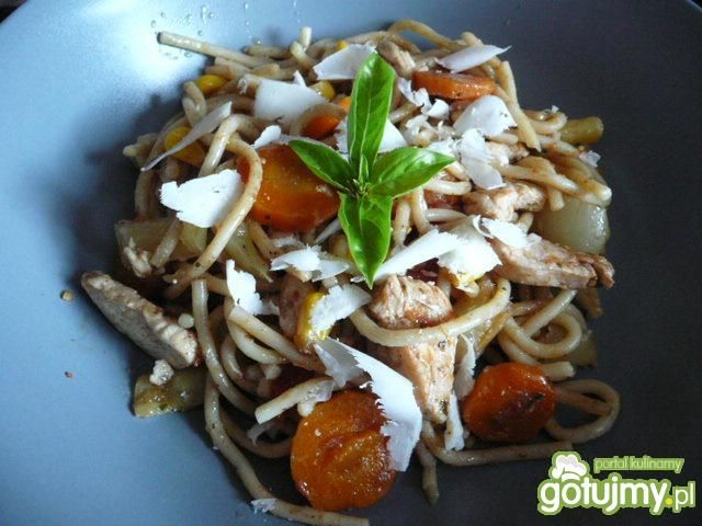 Makaron z warzywami i parmezanem Makaron z warzywami i parmezanem