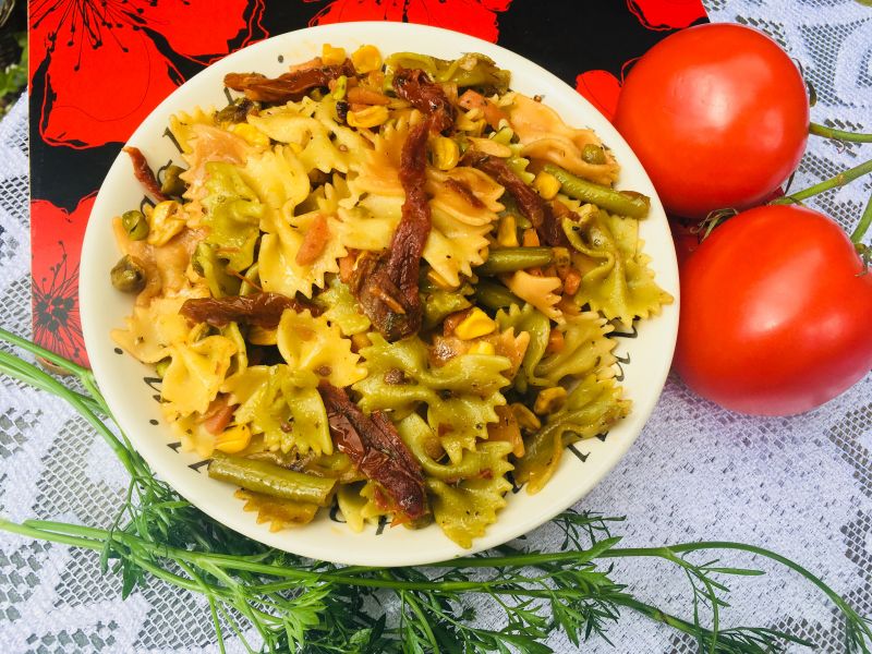 Makaron z warzywami i suszonymi pomidorami Makaron z warzywami i suszonymi pomidorami