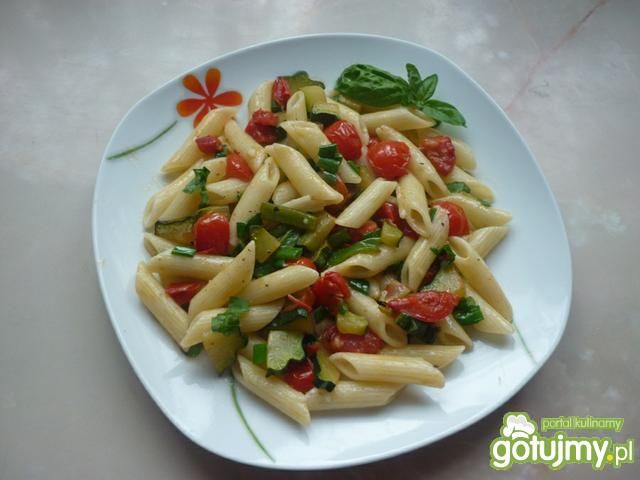 Makaron z warzywami i żółtym serem