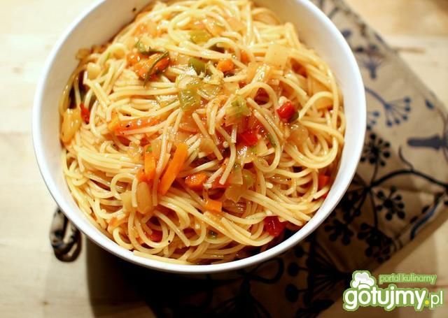 Makaron z warzywami w sosie słodko kwasn Makaron z warzywami w sosie słodko kwasn