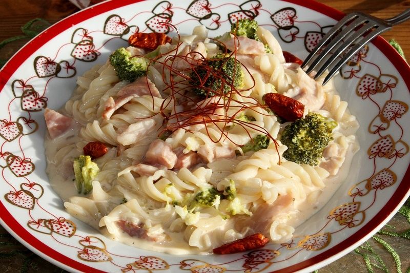 Makaron z wędzonym kurczakiem i brokułem Makaron z wędzonym kurczakiem i brokułem