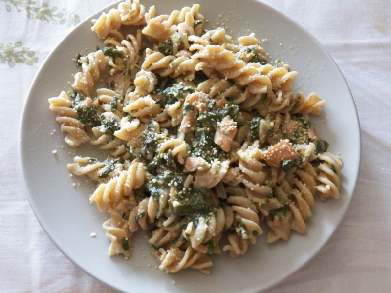 Makaron z wędzonym łososiem i szpinakiem 