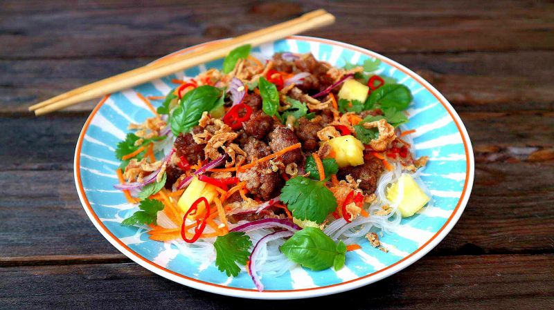 Makaron z wieprzowiną, ananasem i prażoną cebulką