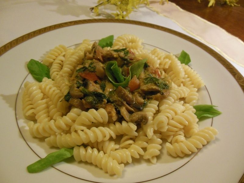 Makaron z wiosennym sosem