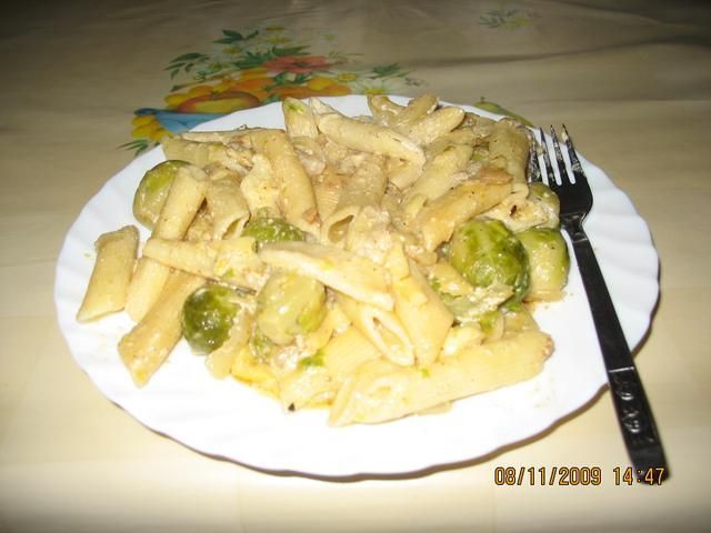 Makaron z zapiekanym serem i brukselką