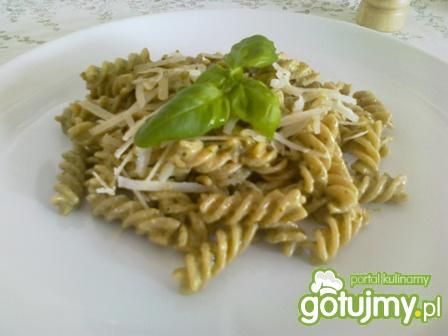 Makaron z zielonym  pesto