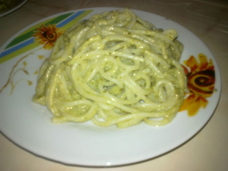 Makaron z zielonym pesto