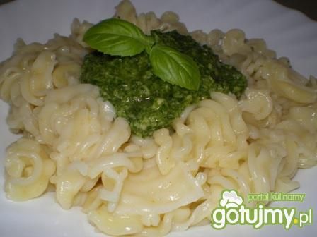 Makaron z zielonym sosem Makaron z zielonym sosem