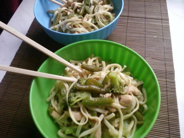 Makaron z zielonymi warzywami i kurczaki