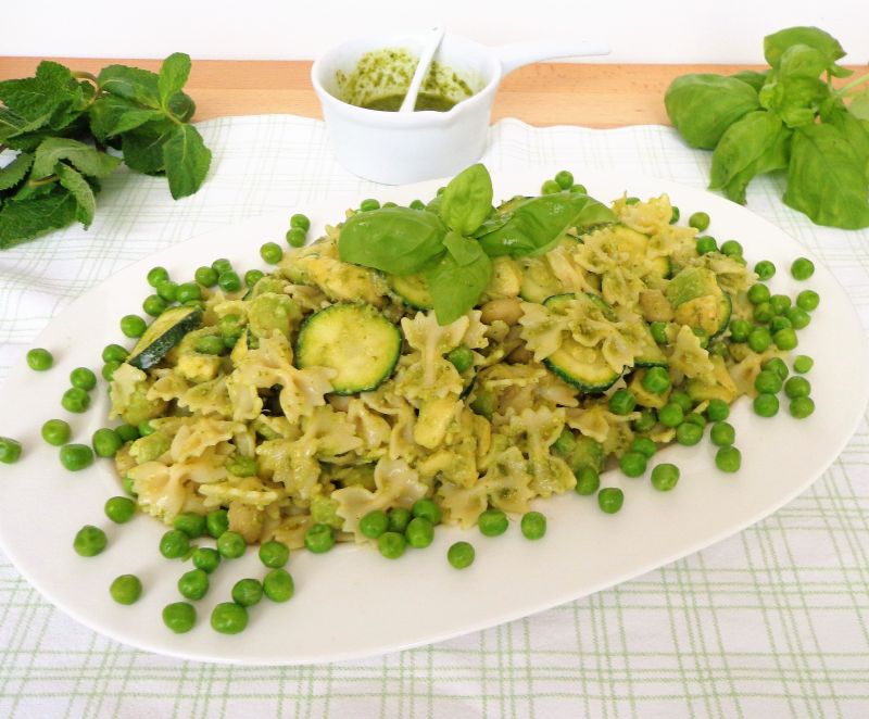 Makaron z zielonymi warzywami z pesto Makaron z zielonymi warzywami z pesto