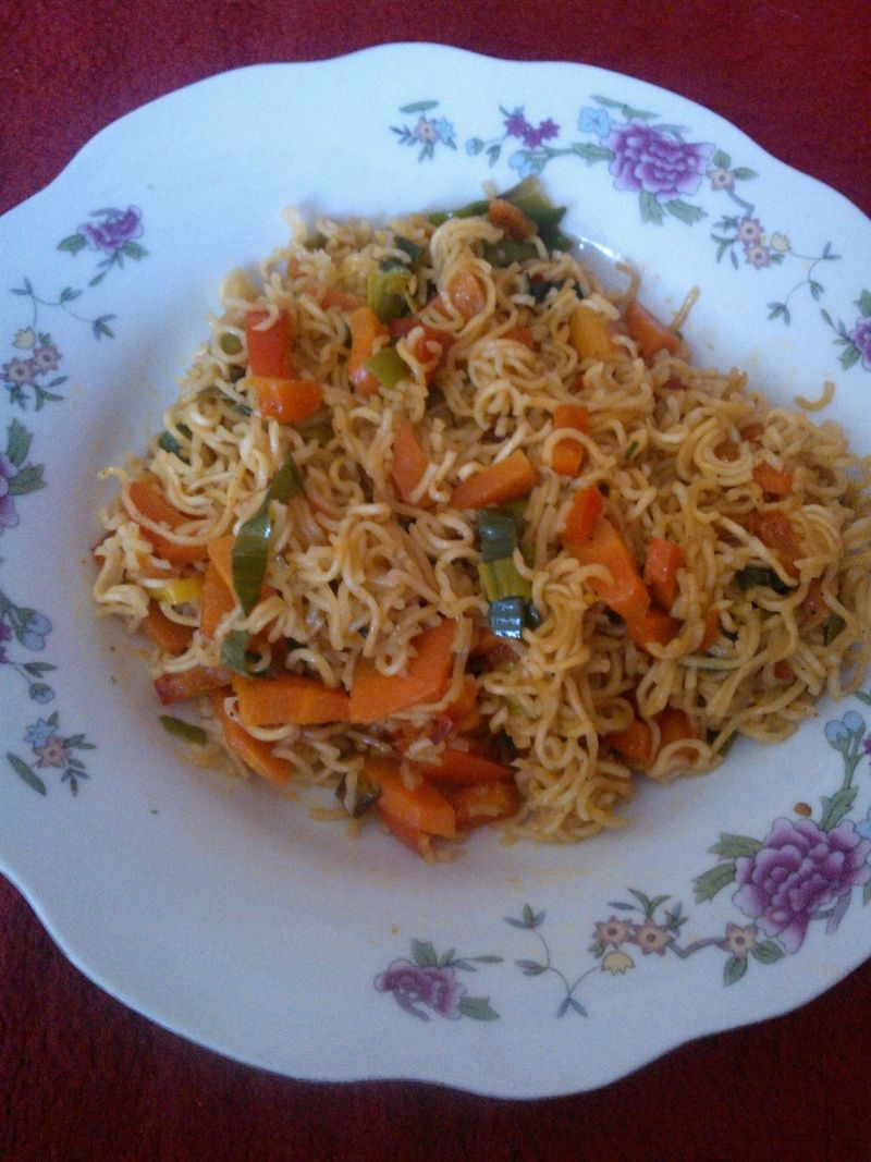 Makaron z zupki Vifon z warzywami na patelni Makaron z zupki Vifon z warzywami na patelni